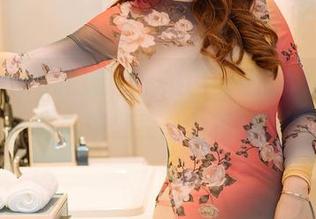 HuaYang花漾 – 小热巴和她的典雅吊裙，看这图片，难怪我总为她的气质叹息。