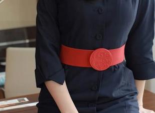 MFStar模范学院 – 分享这波杨可可coco在套装上的炸裂演绎，穿衣间临时被占领了。