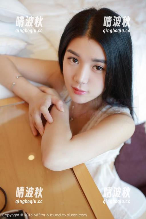 MFStar模范学院 - 在泳池边看软软酱，心想不会被淹没了吧？