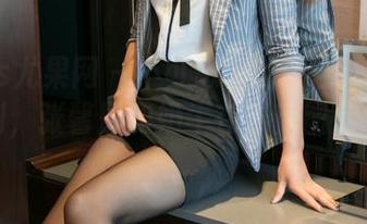 UGirls尤果网 – 不可思议的组合：你绝对想不到，张馨彤和奶牛在最新图库的邂逅。