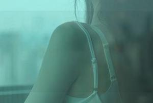 Xiuren秀人网 – 看欧阳若依丝袜写真，恍惚之间被壁纸打动，可能是脑袋被打了？！