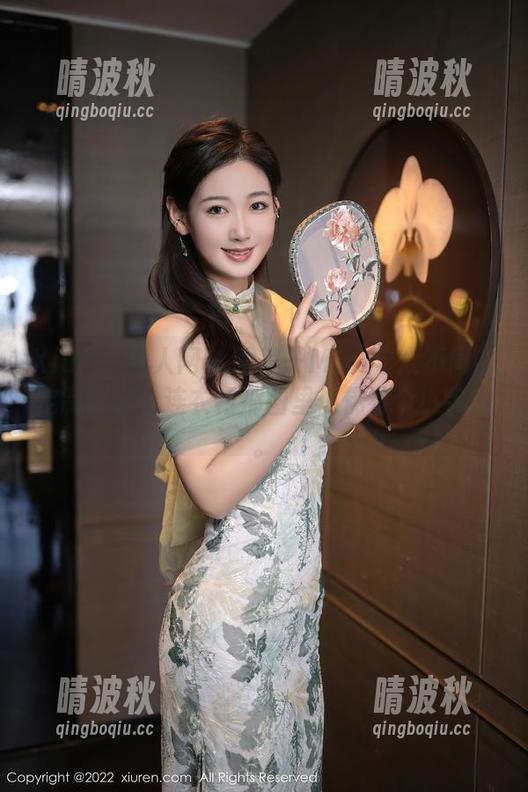Xiuren秀人网 - 糯美子Mini与众不同的定制服装，连衣裙那图里仿佛有个小宇宙。