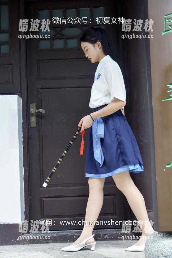 初夏女神 - 柒柒带来的新惊喜：裸足合集，更新让你眼前一亮，光脚也能这么出彩。