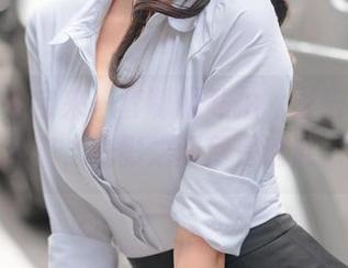 坏露露香宝来一套制服私拍,警告:高能预警,光影之间尽是诱惑。