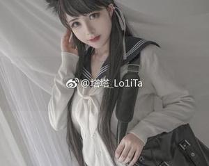 塔塔_Lo1iTa私拍奋战办公室:突然发现,桌上饮水机成了我创作的最佳伙伴!