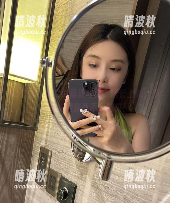 微密圈 - 奶雯的最新写真，腿长上线，别人家的腿就是不一样嘛！