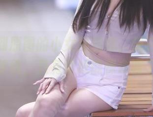 当你看到原图的小女巫露娜，恍若进入御姐梦境，只有壁纸能保命罢了。