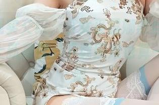虚拟与现实交织，小女巫露娜黑丝OL，把cos带上新高度，下载困难也算一门技术吧