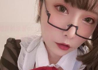 小泉学姐吖的泳装cos得像个迷失的美人鱼，原图出来了，画面外的海浪是不是在羡慕她？