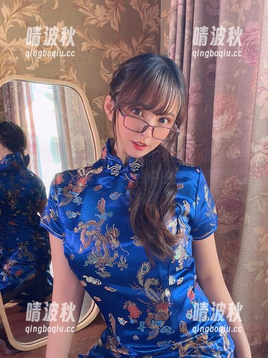 微密圈 - 消失在人群中的是谁？哦，是张思允！黑丝制服，图片中的众多细节披露了太多东西。