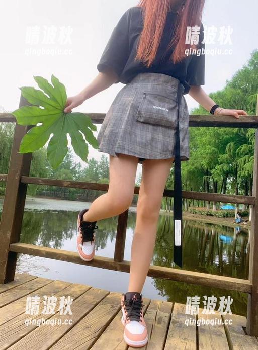 微密圈 - 可能爱上了提袜少女的泳池写真，免费也不能白白看啊