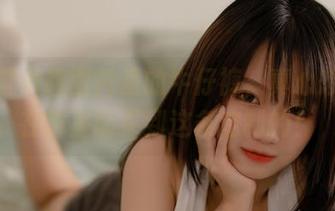 柒柒要乖哦图片里的牛仔裤，真心想说，在哪里能买到这条定制的！