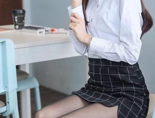 突然盯着泥泥汝的眼镜，发现作品好像在跟我对话？