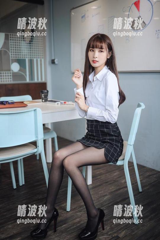 突然盯着泥泥汝的眼镜，发现作品好像在跟我对话？