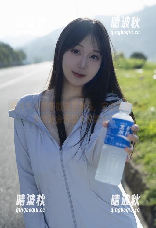 图片中浅安安的美足作品，完全没想到她竟然还会用脚来撩拨我们。