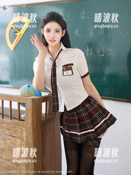 秀人网 - 看汐汐爱吃草莓如何把校服穿出了新高度，常规美图已经满足不了我了！