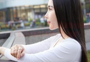 蜜桃社 – 小讲究：蜜蕊Mary的礼服，不是图片光鲜亮丽就能担当，它还有潜藏的暴露行为…哈哈！