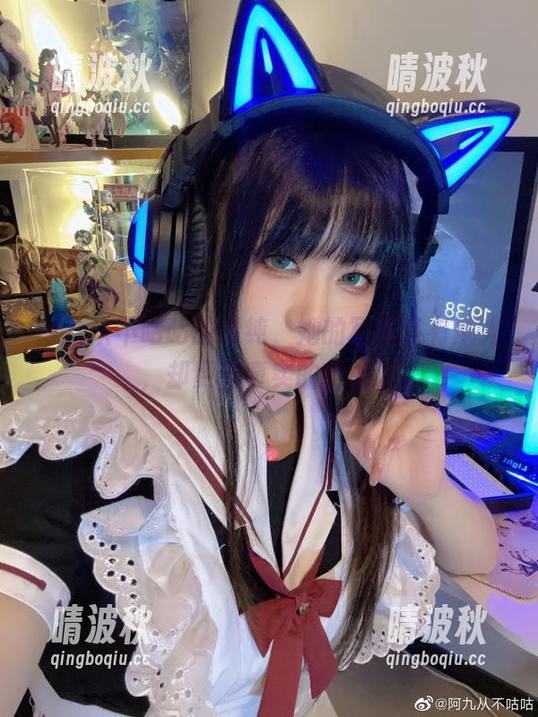 阿九从不咕咕的清纯，她的写真没有圣光，却更显真实的优雅。