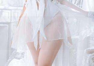 魅瞳meroko的高清cos，穿越到碧蓝航线，来一杯不挠的没干劲女仆吧！