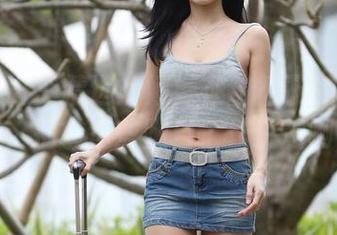 魔镜街拍 – 精选：婷婷在粉裙下的销售现场，别拿这些腿当工作资料啊？