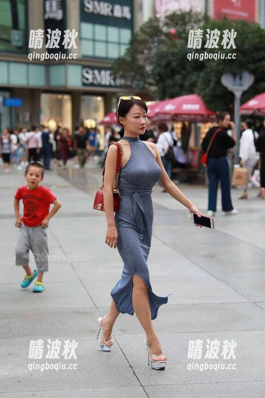 魔镜街拍 - 婷婷的圣诞写真：寒风中“极品肉丝”的美丽纷争，快来下载一份吧！