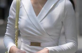 魔镜街拍：一袭蓝色包臀裙与黑丝搭配的作品，可真让人瞩目