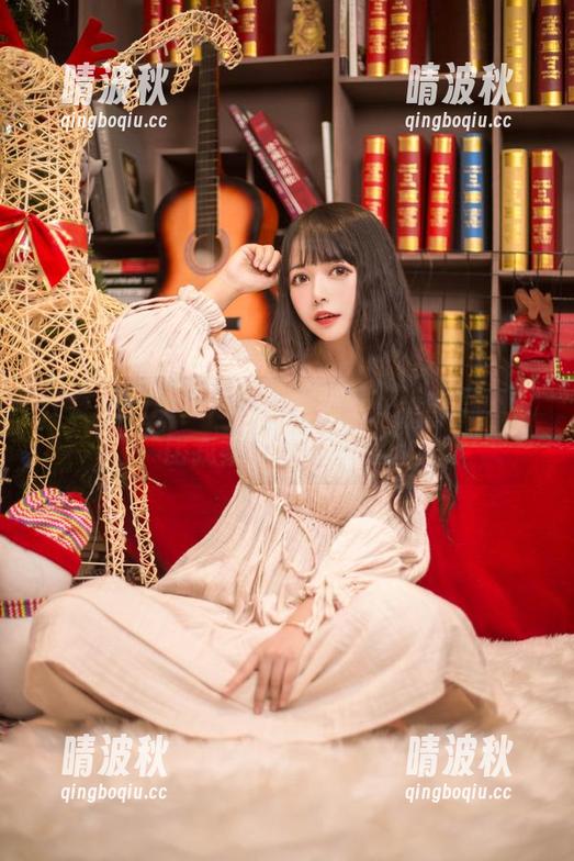 黑猫猫ovo 在客厅的魔法之地:黑猫猫ovo的写真,比我家狗还会卖萌!